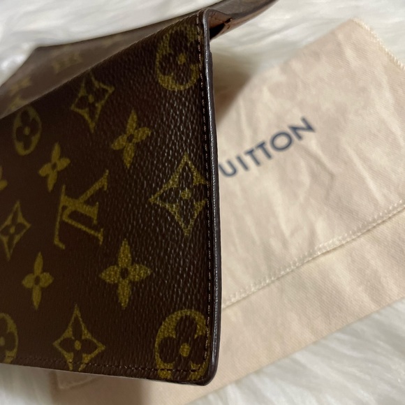 Available ✨
LOUIS VUITTON BRAZZA WALLET MONOGRAM - Picture 12 of 16